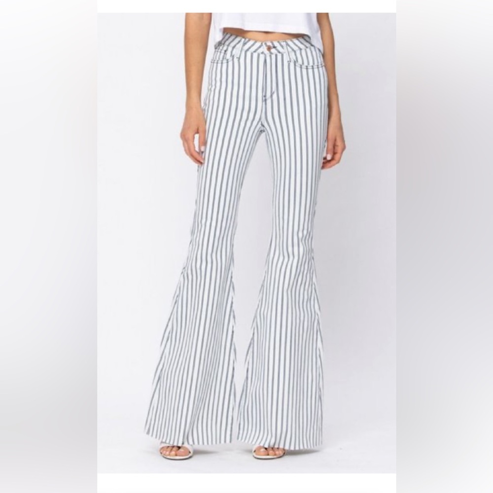 Judy Blue Judy Blue High Waist Pin Stripe Super Flare Jeans
BOUTIQUE size 31